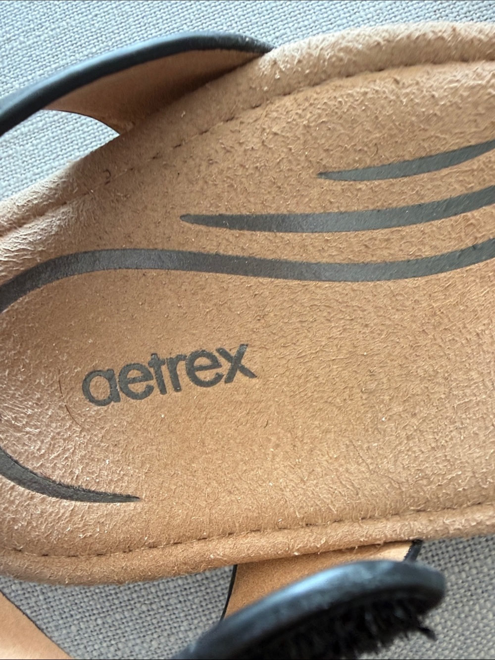 Aetrex TAMARA asymmetrical quarter strap sandals. Black.Size 7.5 - Picture 5 of 6